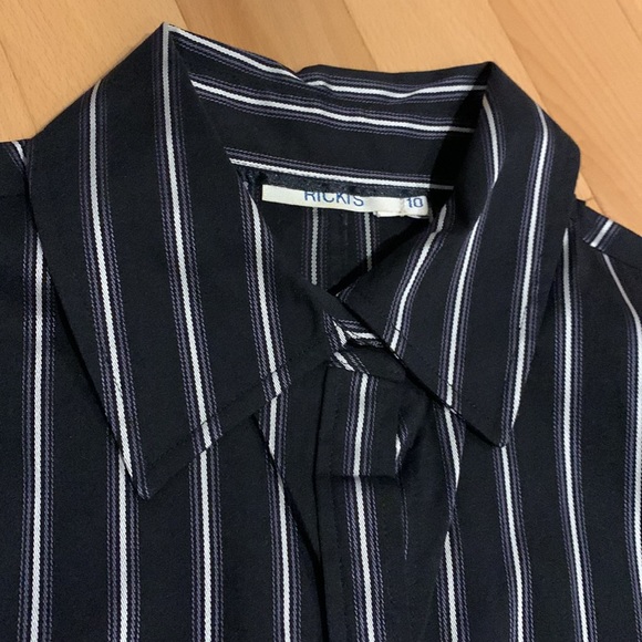 VEUC/like new Ricki’s Button Up Blouse-Black with Grey & Silver Stripes- size 10 - Picture 5 of 16